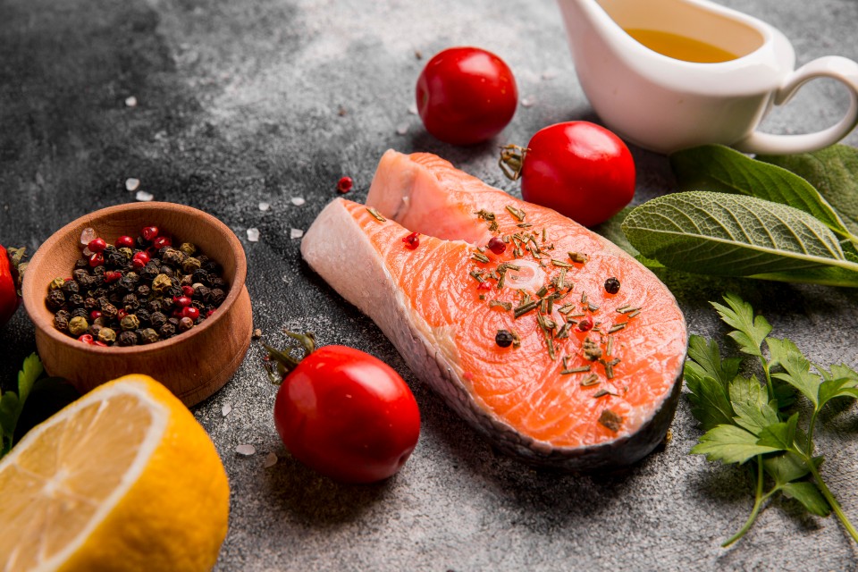 Protein và Omega-3 trong cá hồi giúp bạn tràn đầy năng lượng suốt cả ngày Protein và Omega-3 trong cá hồi giúp bạn tràn đầy năng lượng suốt cả ngày